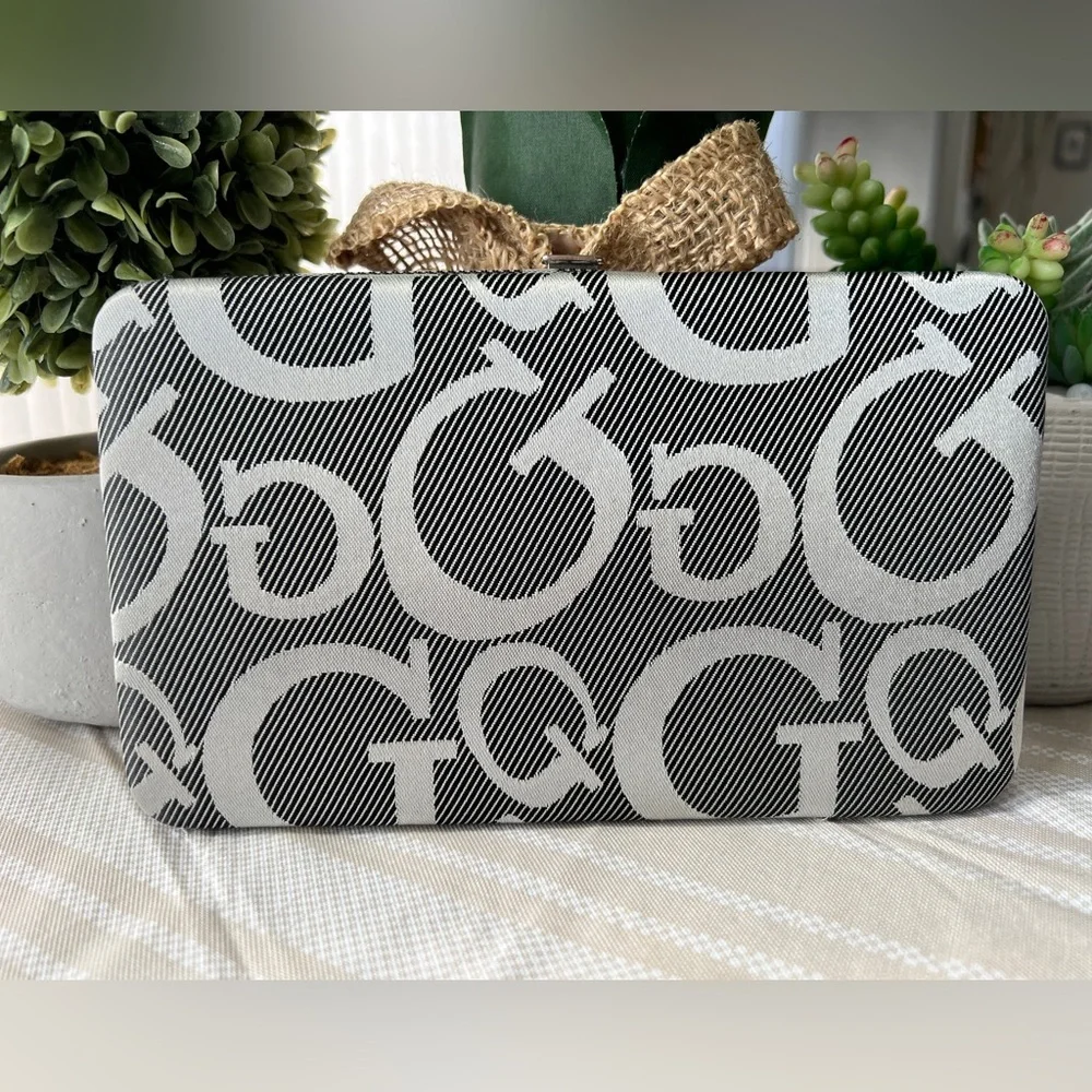 🌸 4/$25 Silver/Black “G” snap wallet/clutch